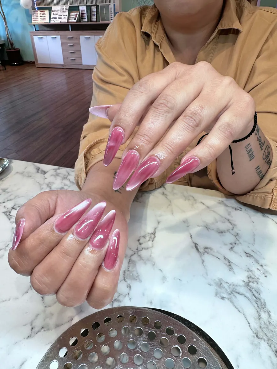 Lange Nägel in Rosa mit Chrom-Glanz