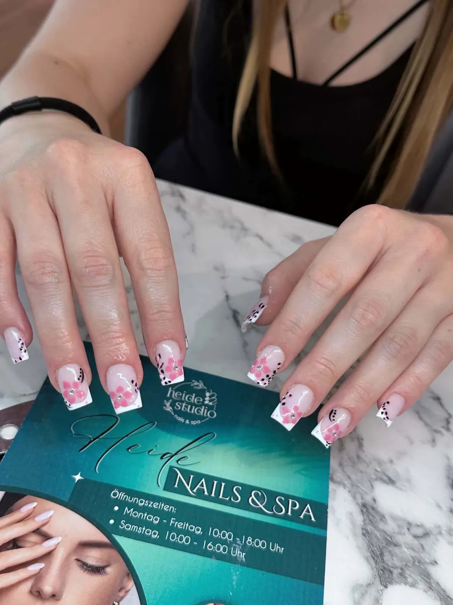 French Nails mit Nail-Art-Akzenten