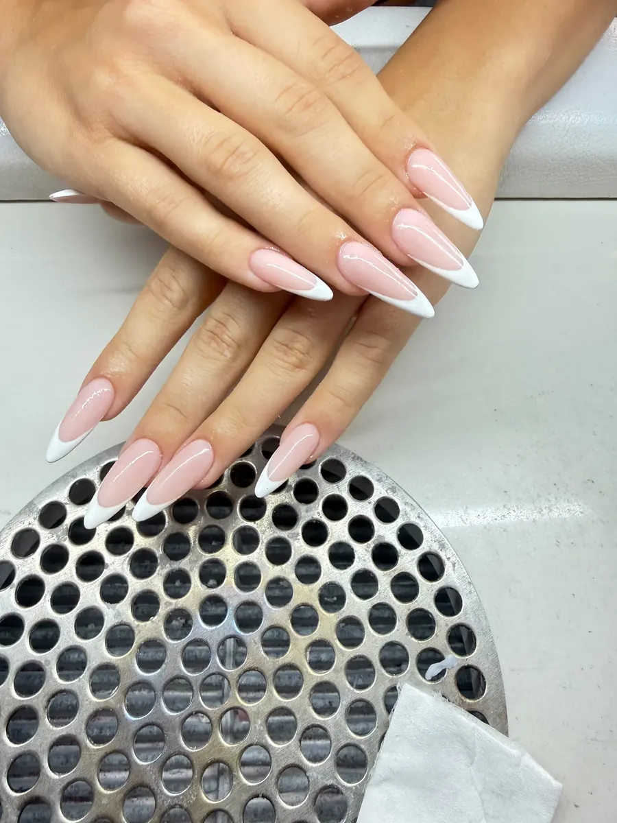Lange Stiletto-Nägel mit weißem French