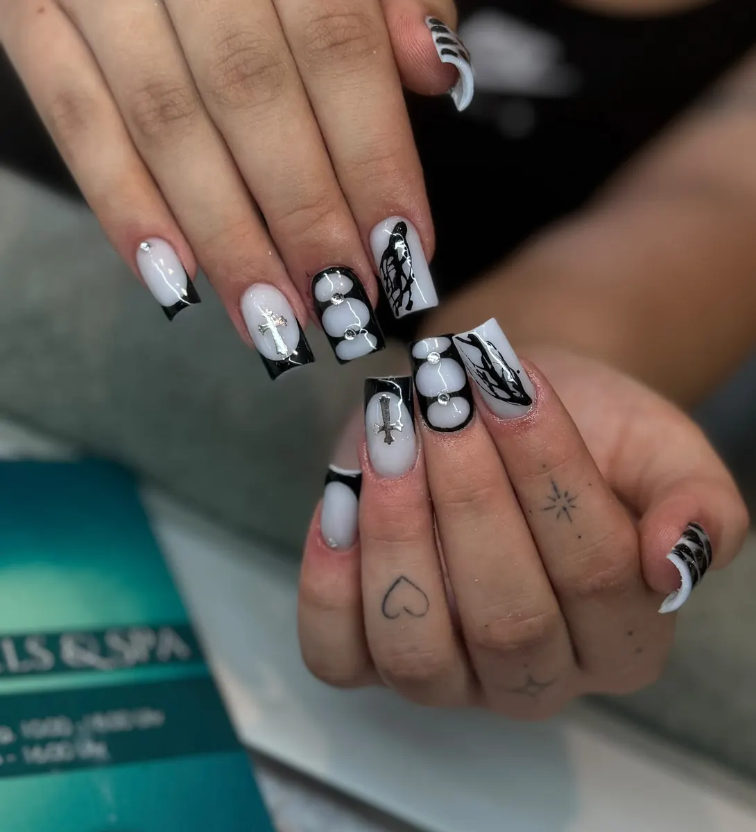 Handgemalte Nail Art in Schwarz und Weiß