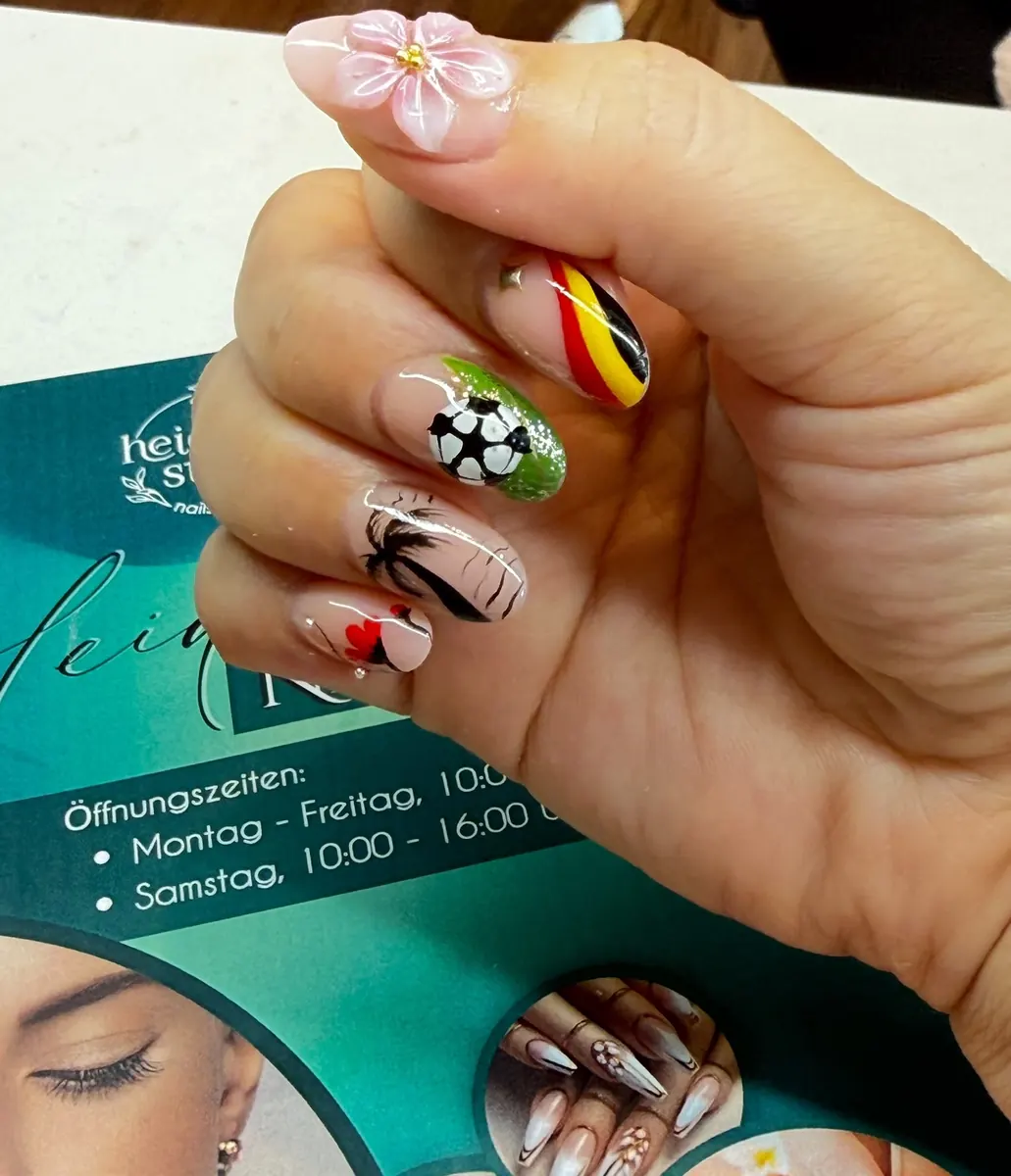 Nail Art im WM-Look: Blüte, Fußball und Deutschlandfarben