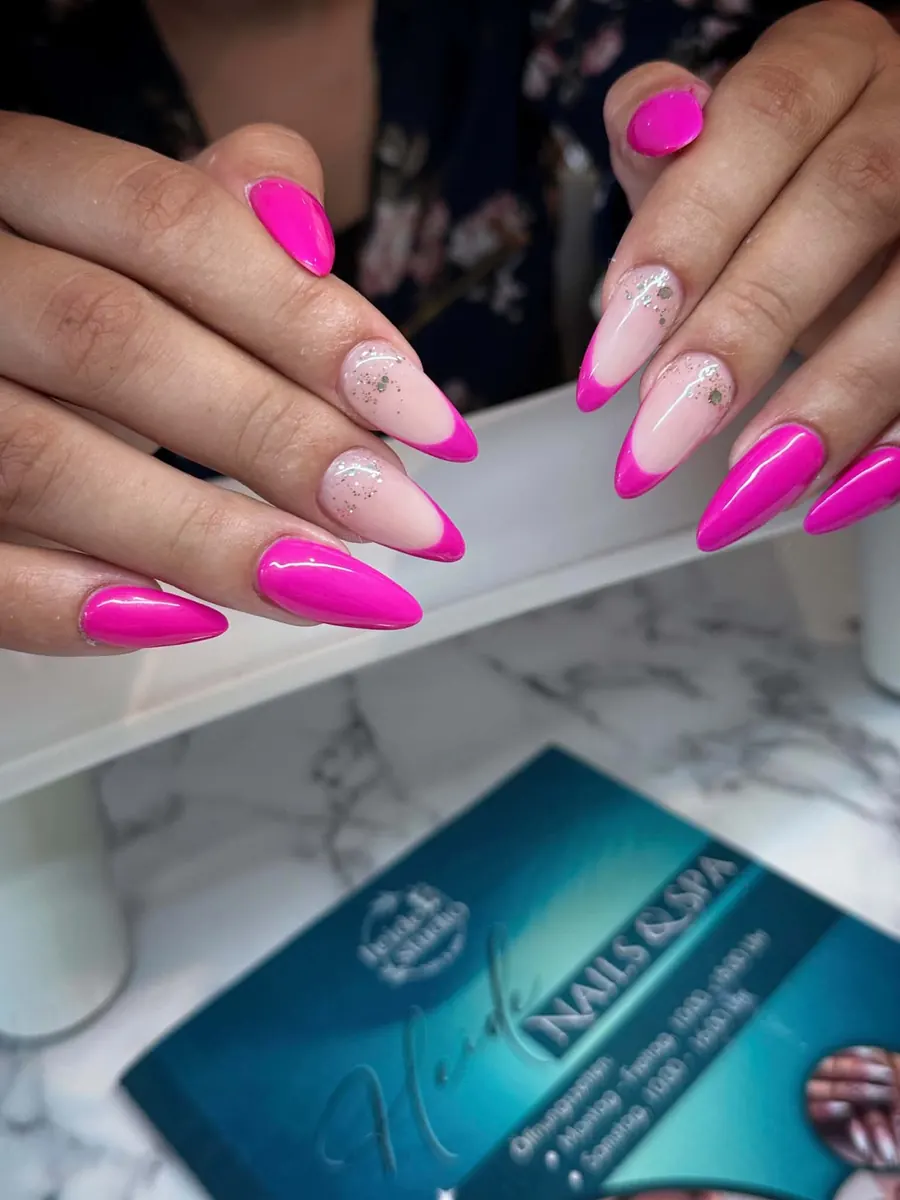 Mandelnägel in Neon-Pink mit French-Akzenten
