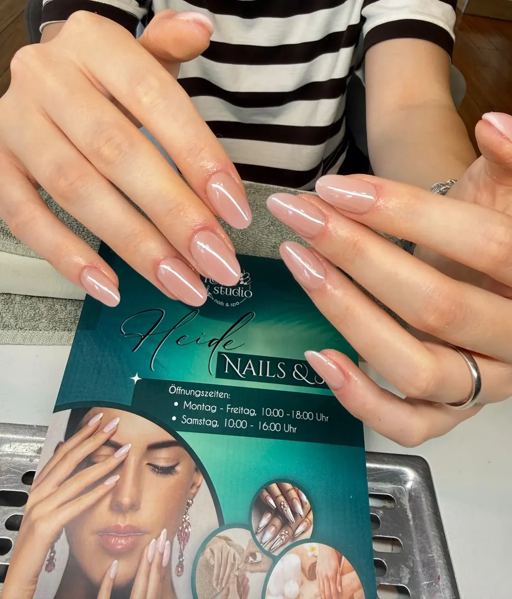 Lange Mandelnägel in Nude mit feinem French
